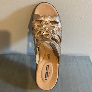 Clarks Delano Vienna Slides sandals Gold leather Cut-out. Size 7.5